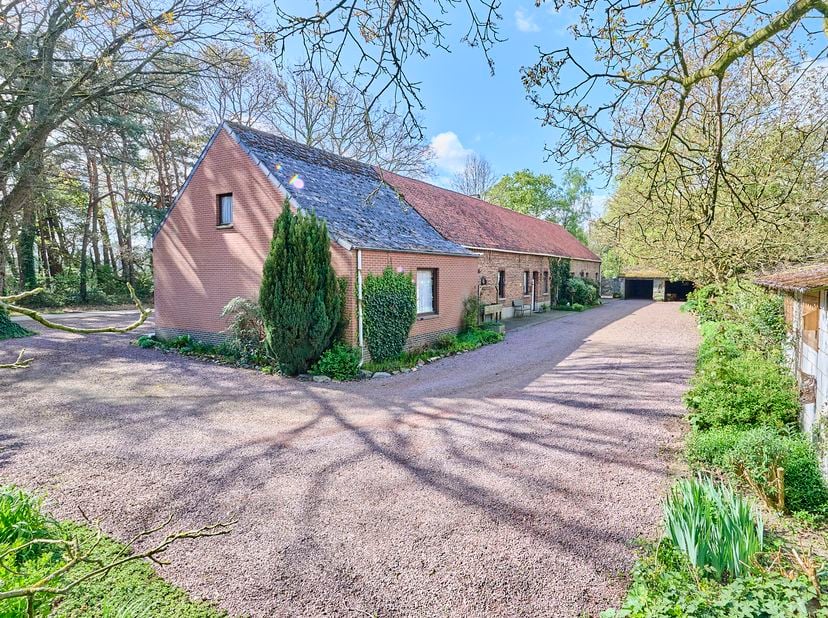 TE RENOVEREN WONING MET TAL VAN MOGELIJKHEDEN OMGEVEN DOOR BOS, WEIDES EN NATUUR OP EEN PERCEEL VAN 1HA 68A 48CA EN BIJHORENDE WEIDE VAN 1HA85A90CA (N