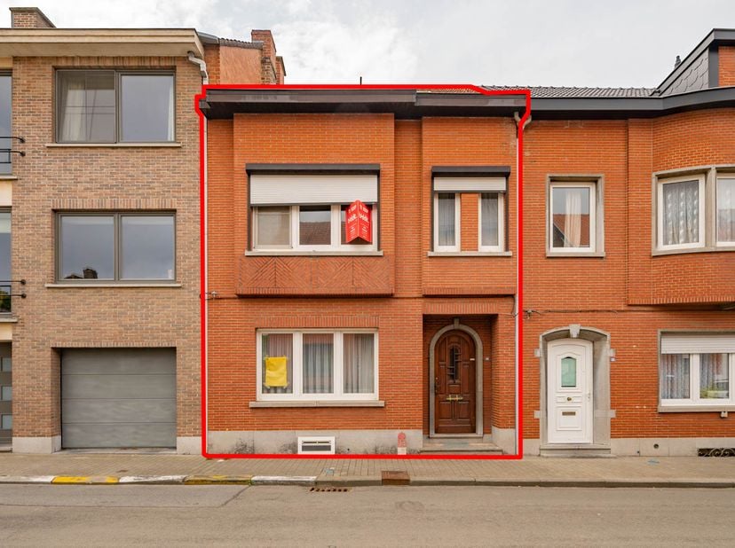 MAISON AVEC JARDIN<br />
<br />
Maison familiale pleine de charme à rénover avec jardin, située sur un terrain de 3 ares. Idéalement située à Landen,