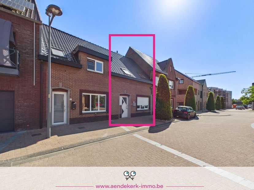 Ben je op zoek naar een woning die praktisch aanvoelt als een appartement, maar waar je toch geniet van het gevoel van een echt huis? Dan is deze gesl