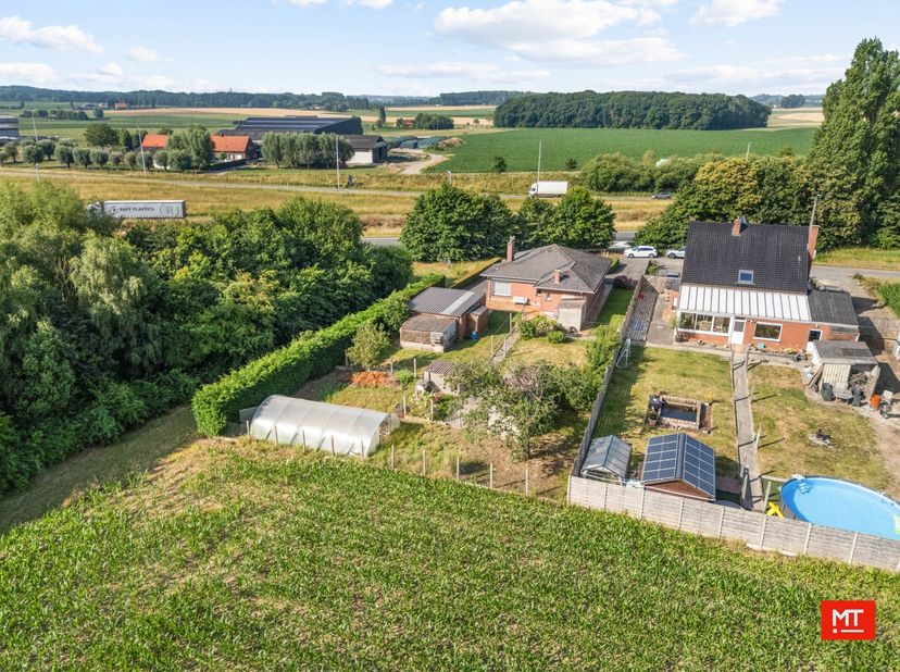 ADRES: IEPERSTRAAT 229 - ZONNEBEKE<br />
<br />
Op een landelijke, maar vlot bereikbare locatie nabij de A19 Ieper–Kortrijk treffen we deze stevige, v