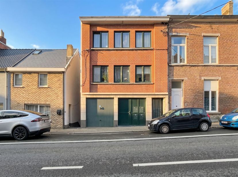 Gelijkvloers appartement op wandelafstand van het centrum van Overijse.<br />
<br />
Gelijkvloers:<br />
Inkomhal, lichtrijke woonkamer (20 m²) met