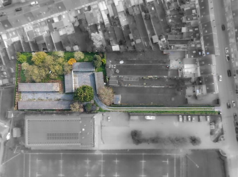 Découvrez cet ensemble de 37 garages, tous actuellement loués, idéalement situé dans un quartier recherché de Tournai (quartier de la Culture, rue Aim