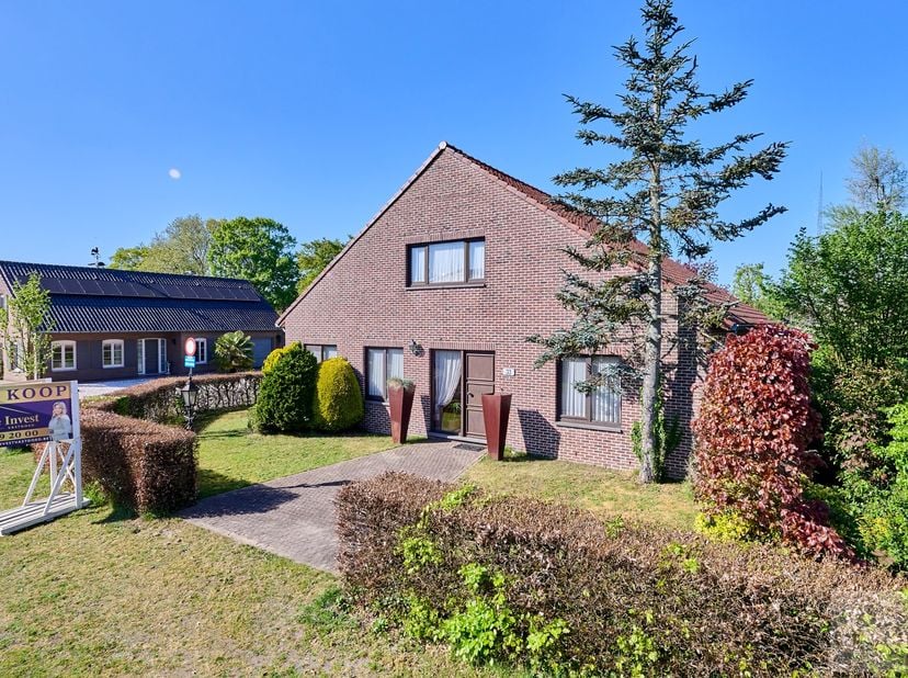 Ruime instapklare woning met tal van uitbreidingsmogelijkheden.<br />
<br />
Deze ruime en instapklare woning is gelegen op een mooi hoekperceel en bi