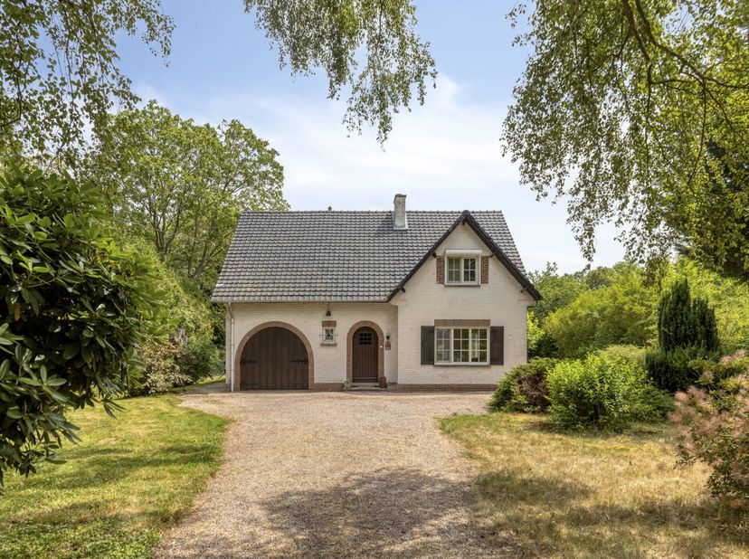 Deze charmante woning met twee slaapkamers ligt rustig achteraan op het perceel en wordt volledig omringd door groen. De combinatie van een lichtrijke