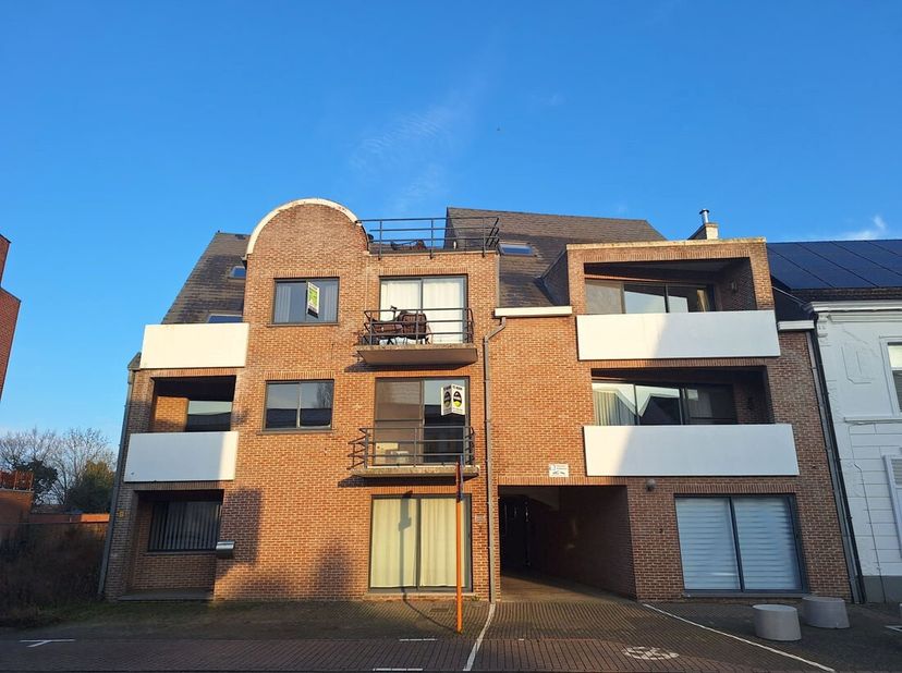 Instapklaar appartement met terras en autostandplaats in hartje Beringen<br />
In het centrum van Beringen, op de 2de verdieping, bevindt zich dit vol