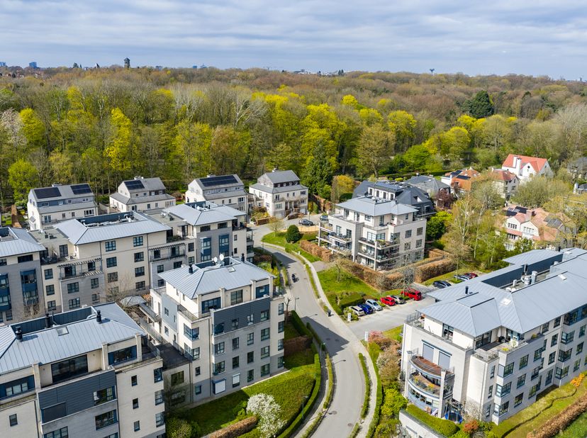A proximité immédiate des Etangs Mellaerts et du Parc de Woluwe, dans une résidence de haut-standing construite en 2013, magnifique appartement 1 cham