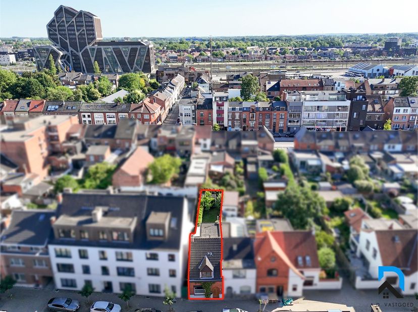 Gerenoveerde woning met tuin op toplocatie in Hasselt<br />
<br />
Deze gerenoveerde woning met mooie tuin is gelegen vlakbij het centrum van Hassel