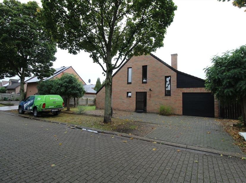 Te huur: Gezinswoning met 3 slaapkamers en garage in Maasmechelen<br />
Deze ruime woning is rustig gelegen in Maasmechelen en biedt alle comfort voor
