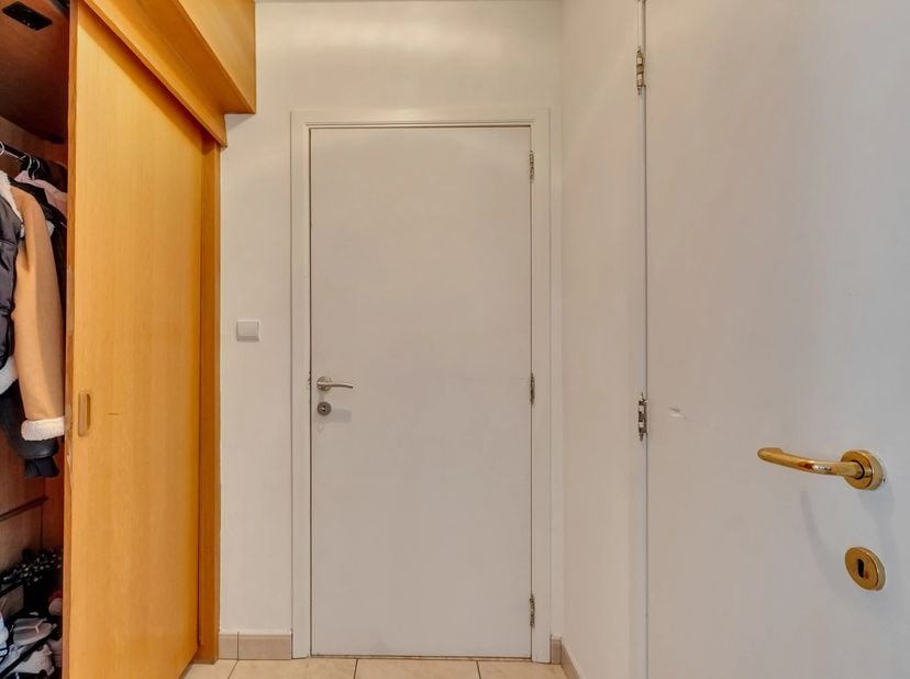 In het centrum van Landen bevindt zich dit ruime duplex appartement, ideaal voor wie comfortabel wil wonen op een centrale locatie.<br />
Het appartem