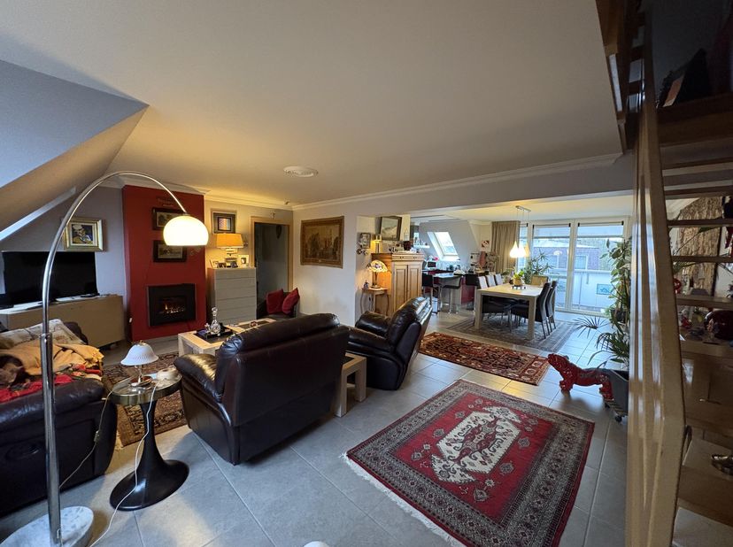 Mouscron, à proximité du Parc, superbe appartement Duplex de ± 123m² habitables jouissant d’une vue imprenable sur les toits de Mouscron.<br />
<br />
