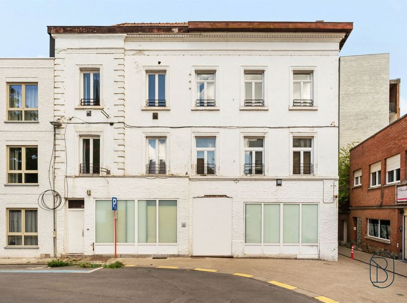 Investissement stratégique dans un emplacement unique : à deux pas des berges branchées de la Lys, tout en bénéficiant d’un environnement calme. Ce bi