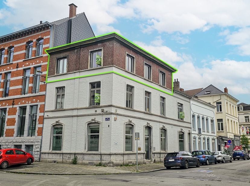 Situé au deuxième étage, Hall dentrée desservant un vaste séjour lumineux de 47 m² (salon et salle à manger) avec cuisine ouverte (four et frigo encas