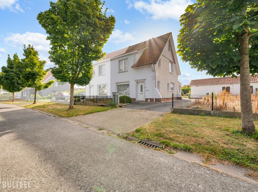 In een rustige en kindvriendelijke buurt in Sinaai bevindt zich deze gezellige halfopen bebouwing. De woning geniet een uitstekende ligging nabij de D