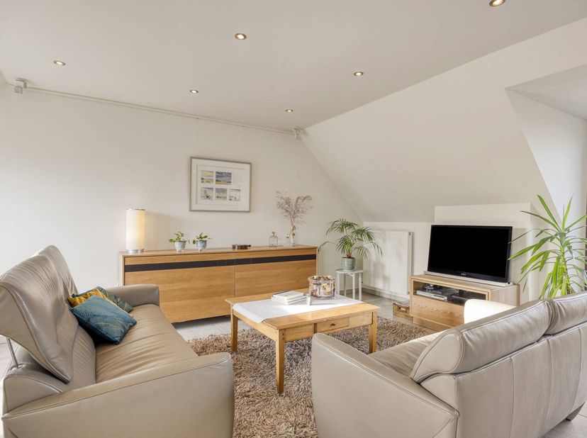 Appartement lumineux et prêt à emménager avec 2 chambres et une grande terrasse ensoleillée dans le centre de Herenthout. <br />
<br />
L'appartement