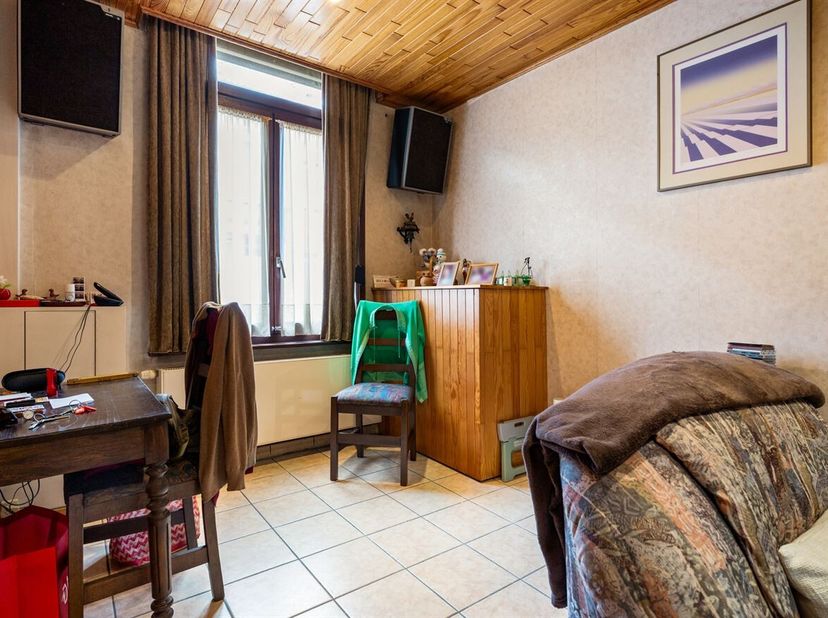 Op te frissen woning met 2 slpks, tuin en garage!<br />
Deze woning bevindt zich op een rustige maar centrale locatie, vlakbij het centrum van Lier, z