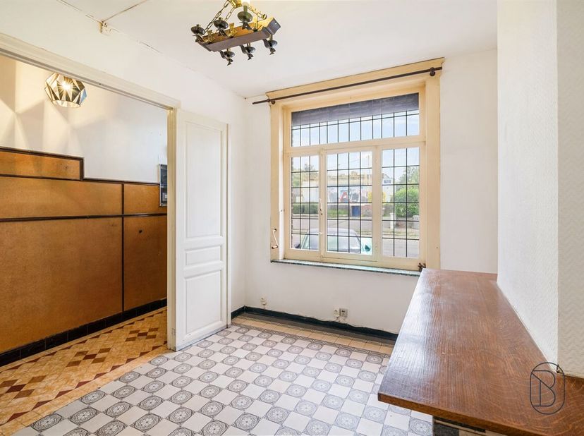 Te renoveren rijwoning, gelegen nabij alle voorzieningen: A8, winkels, scholen, station, enz.<br />
De woning is als volgt ingedeeld:<br />
Kelder: ee