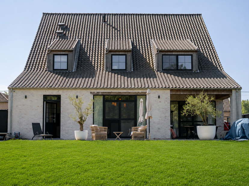 Prachtige nieuwbouwvilla met praktijkruimte gelegen aan de Stippelberg met landelijk uitzicht op groen en met een goede verbinding naar omliggende gem