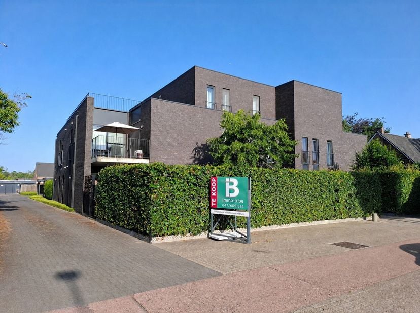 Prachtig gelijkvloers appartement te Geel bestaande uit: inkomhal, gezellige leefruimte met toegang tot terras en tuin, open geïnstalleerde keuken, be