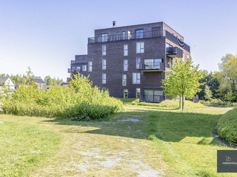 Dit stijlvolle en instapklare penthouse met een bewoonbare oppervlakte van 102m² en rondom terrassen werd gebouwd in 2012 en is nog steeds in handen v