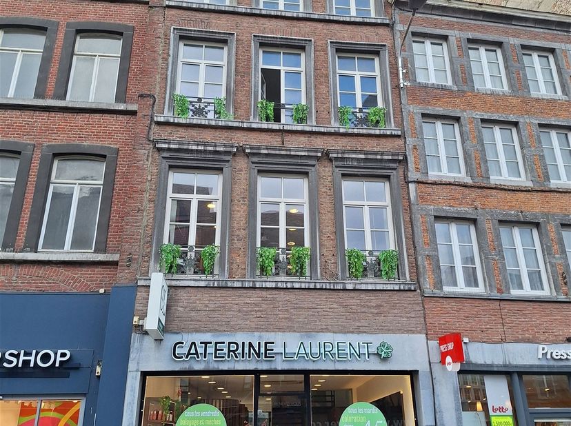 NAMUR : bel immeuble commercial de caractère bénéficiant d'une situation de premier plan au coeur du centre commercial de Namur. Idéal pour investisse