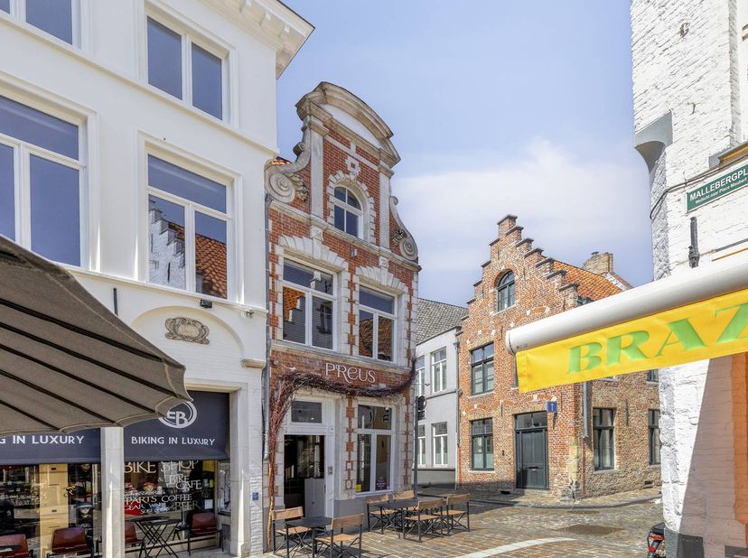 Le restaurant « Preus » est situé au 45 Philipstockstraat à Bruges. Situé dans un emplacement privilégié dans le centre-ville historique, à proximité