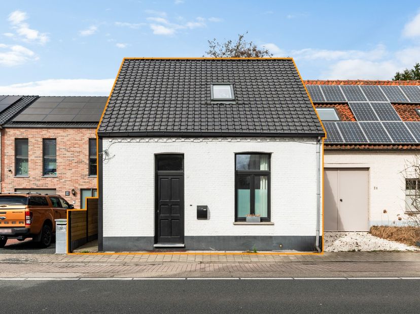 Deze super charmante, instapklare woning is gelegen net buiten het centrum van Kapellen, maar niettemin bijzonder centraal gesitueerd. Winkels, schole