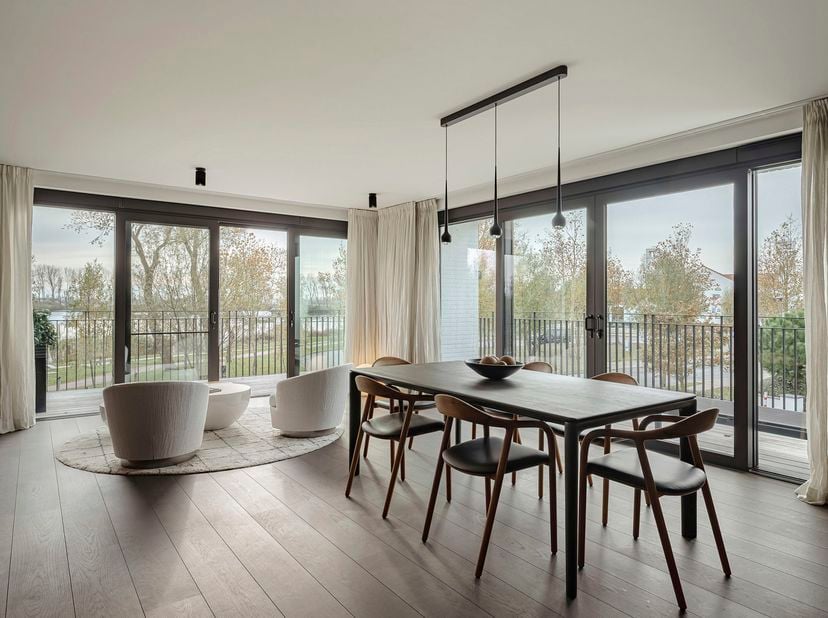 Dit uitzonderlijk ruime en lichtrijke hoekappartement van 215 m2, met 50 m2 zuid- en west georiënteerde terrassen is gelegen aan de oevers van het pra