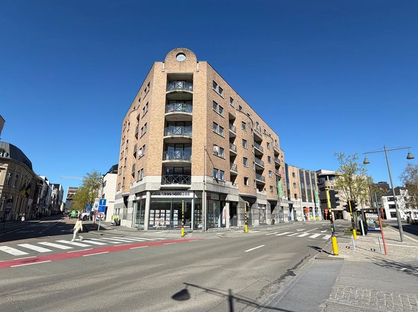 Vous recherchez la combinaison parfaite d'espace, de confort et d'un emplacement de choix ? Cet appartement de 135 m², situé dans l'emblématique Bamps