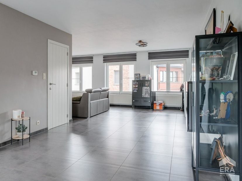 Te koop: duplex-appartement op de eerste en tweede verdieping in het centrum van Zichem, op wandelafstand van tal van voorzieningen.Dit eigentijdse en