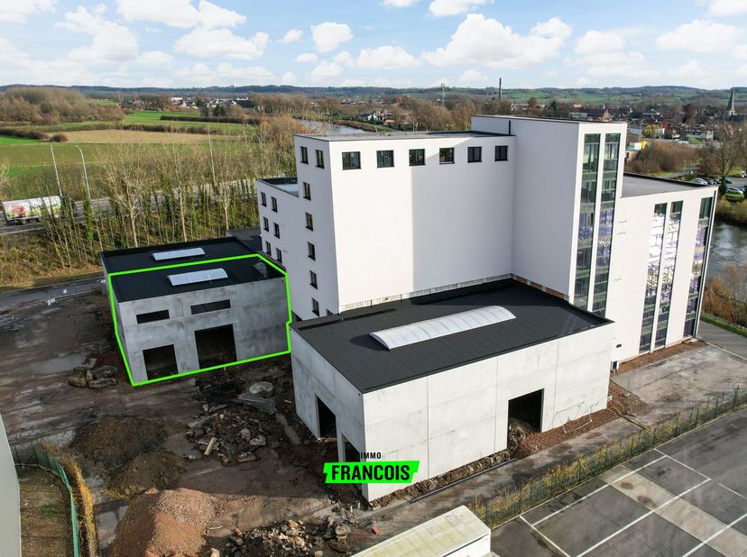 Situé à proximité des axes routiers et entre les villes d'Audenarde, Waregem et Courtrai, nous vous proposons ce hangar à vendre. Le terrain est facil