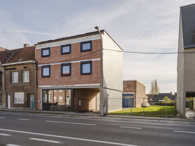 Samenstelling van het pand:<br />
- Gelijkvloers handelspand 110m² met kelder als opslag<br />
- Appartement 1 (1ste verdiep): 96 m² kwaliteitsvolle w