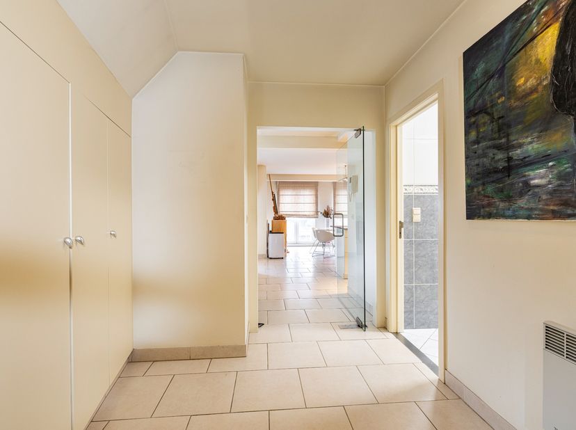 Op de 2e verdieping rechts treffen we dit ruime en instapklaar 1 slaapkamer appartement van 103 m² met leuk terras (Bj: 1998). Gesitueerd pal in het c
