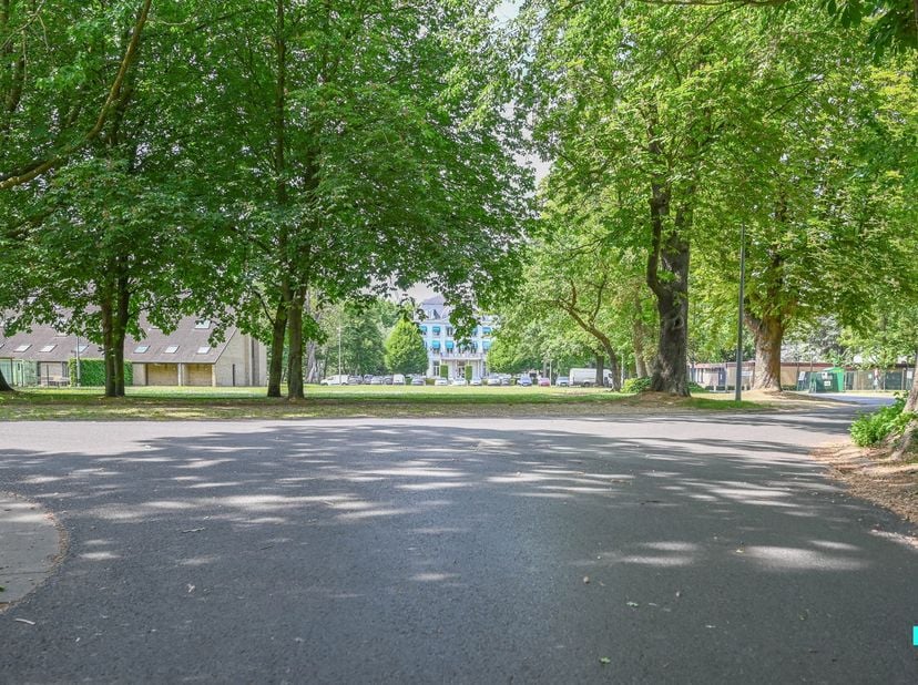 Ontdek deze uitzonderlijke bouwgrond van 995 m², gelegen op een toplocatie in het groene en rustige Wielsbeke. Het perceel bevindt zich op een van de