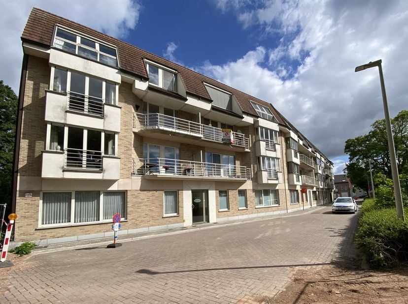 Pour plus d'informations concernant la propriété, veuillez consulter : https://verdegemvastgoed.be/project/22093/vh_evergem_grossenknetenstraat-6_4<br