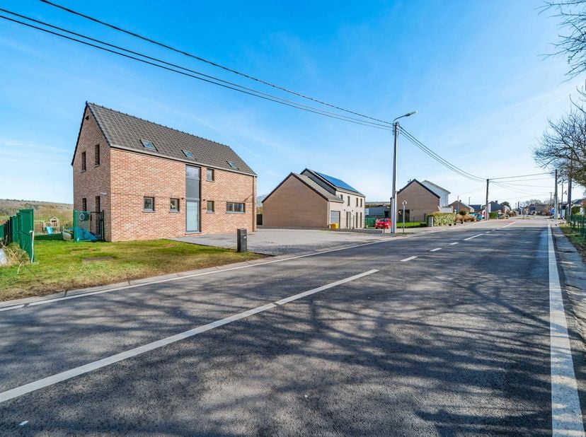 Easyhome vous présente une villa 4 façades récente et parfaitement entretenue, située à Gesves, dans un environnement calme et verdoyant. Implantée su