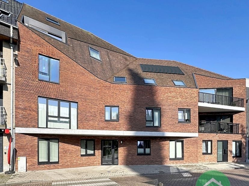 Dit ruim lichtrijke appartement is gelegen in het centrum van Gistel en biedt alle comfort voor een gezin. Met 3 slaapkamers en een bewoonbare oppervl