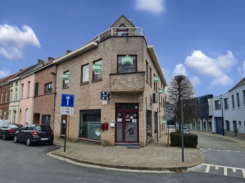 Deze opbrengsteigendom is uitstekend gelegen op wandelafstand van het centrum van Aalst, op de hoek van de Dokter André Goffaertsstraat en de Geraards