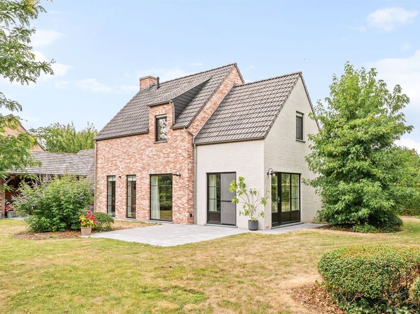 Verscholen in een rustige doodlopende straat, op de taalgrens in Escanaffles en pal naast Avelgem, vindt u deze alleenstaande woning die landelijke ch