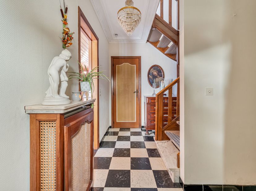 Gelegen in een charmante, kindvriendelijke wijk en in een rustige doodlopende straat, vind je deze solide en goed onderhouden woning waar buren elkaar