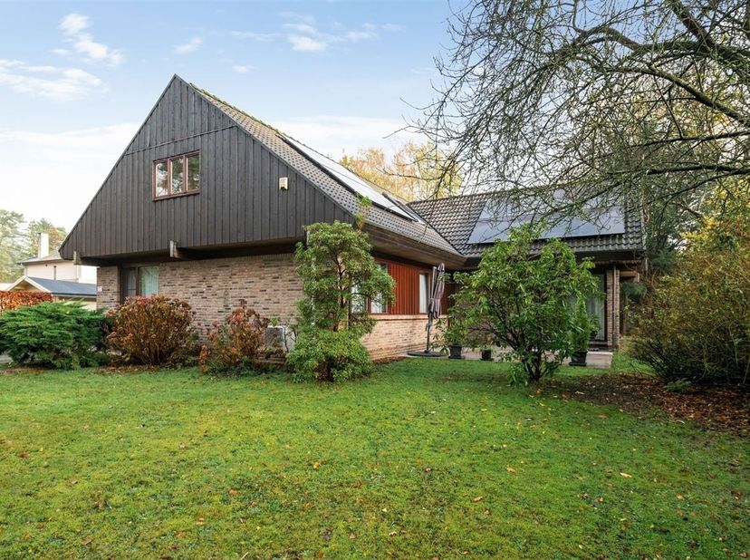 Ruime woning op perceel van bijna 1000 m² gelegen in een residentiële en groene verkaveling nabij het centrum van Sint-Job-In-'t-Goor.<br />
Een ruime