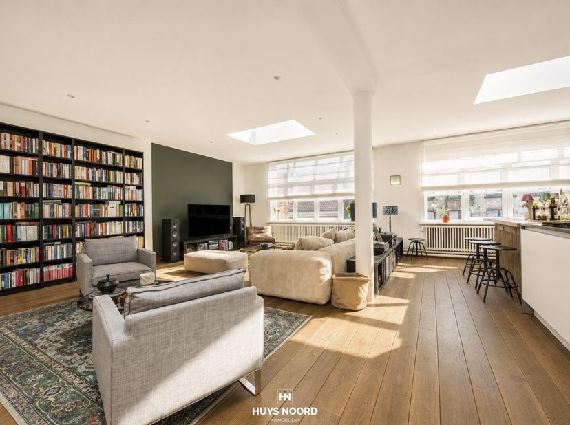 Heerlijk wonen in alle rust, ruimte en licht, midden in het karaktervolle Brugge.<br />
<br />
Dit uitzonderlijk ruime penthouse van 279 m² woonopperv