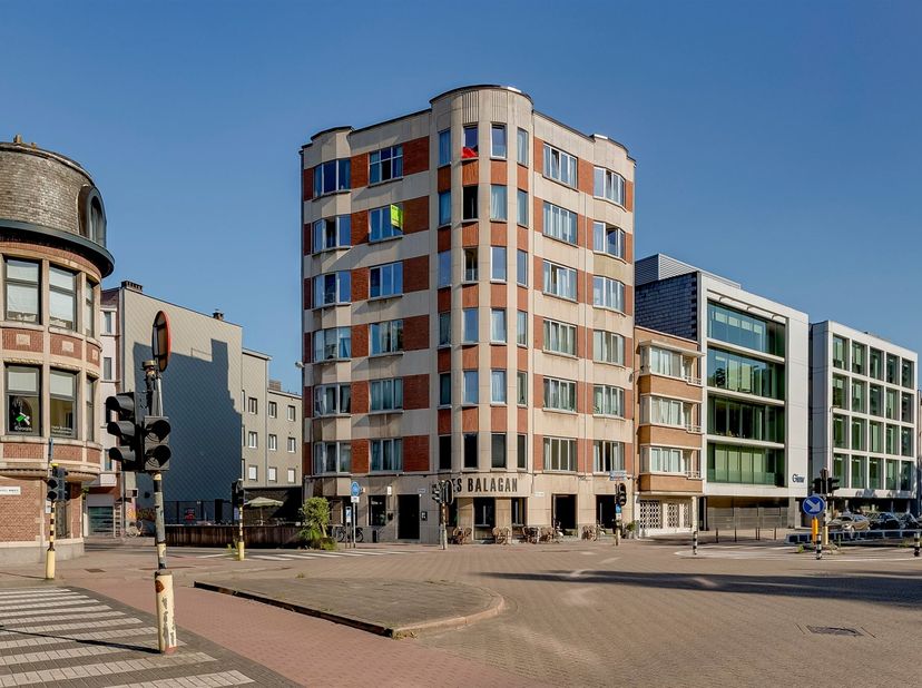 Ce studio lumineux est situé dans le bâtiment patrimonial Résidence Estoril sur Doornelei. Outre la vue magnifique sur le Domaine Hertoghe et le Boker