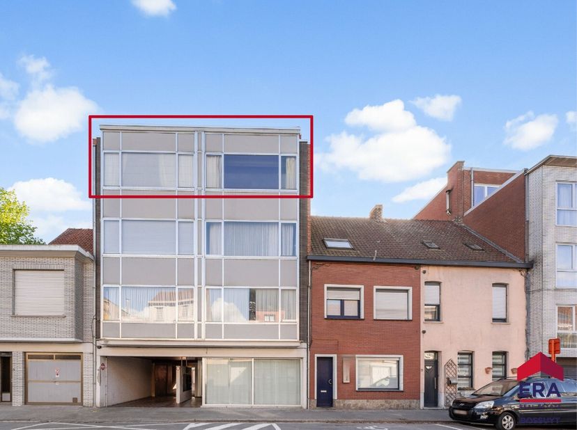 À vendre : appartement bien entretenu au centre de Waregem, idéalement situé près des commerces et des transports en commun. Cet appartement offre une