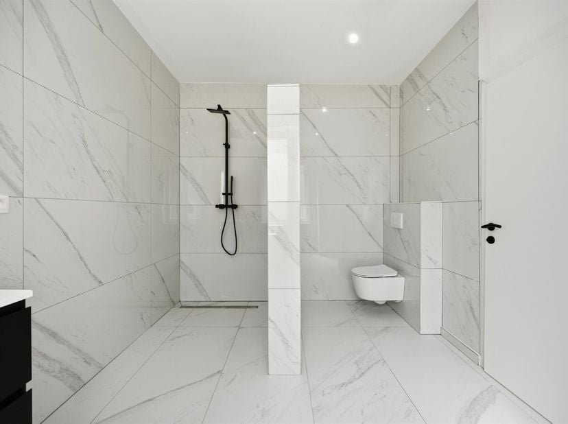 Située dans une rue calme, avec vue sur des terres agricoles et un espace naturel, cette maison semi-ouverte rénovée se trouve à seulement 2,3 km de l