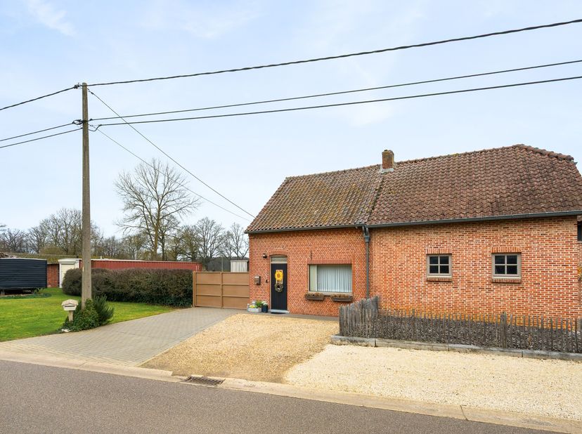 Ontdek deze halfopen bebouwing met een ruim perceel van 1.299 m², rustig gelegen in de Geneikenstraat te Lummen. Een interessante eigendom voor wie op