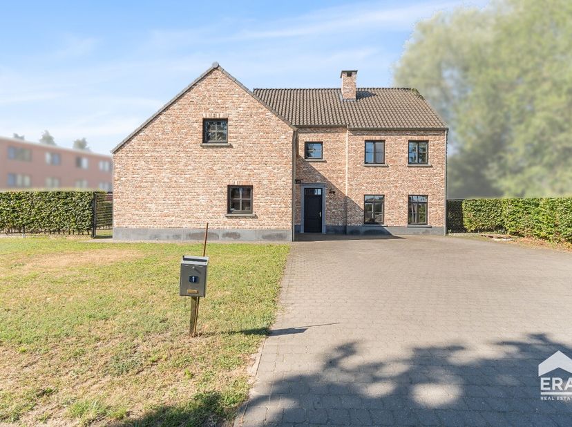 Bent u op zoek naar een ruime woning (328m²) met tal van mogelijkheden, een aangename tuin en een praktische ligging in Mol? Dan is deze woning aan de
