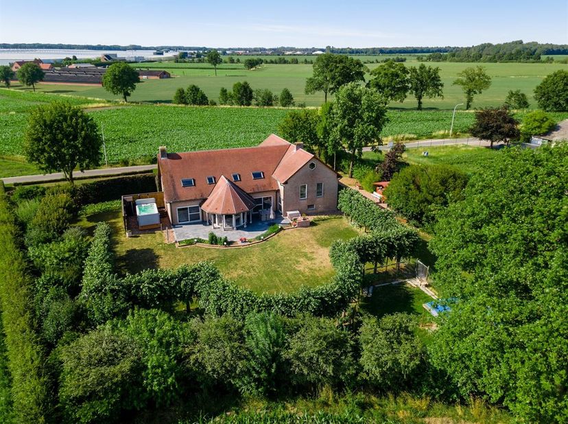 Landelijk gelegen split level villa op mooi perceel van 2820 m²<br />
We betreden de woning via een centrale inkomhal met gastentoilet die doorgang bi