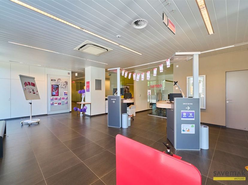 Dit commerciële pand, gelegen in het bruisende hart van Lommel, biedt een zee aan ruimte met een totale bruikbare oppervlakte van circa 550 m², verdee