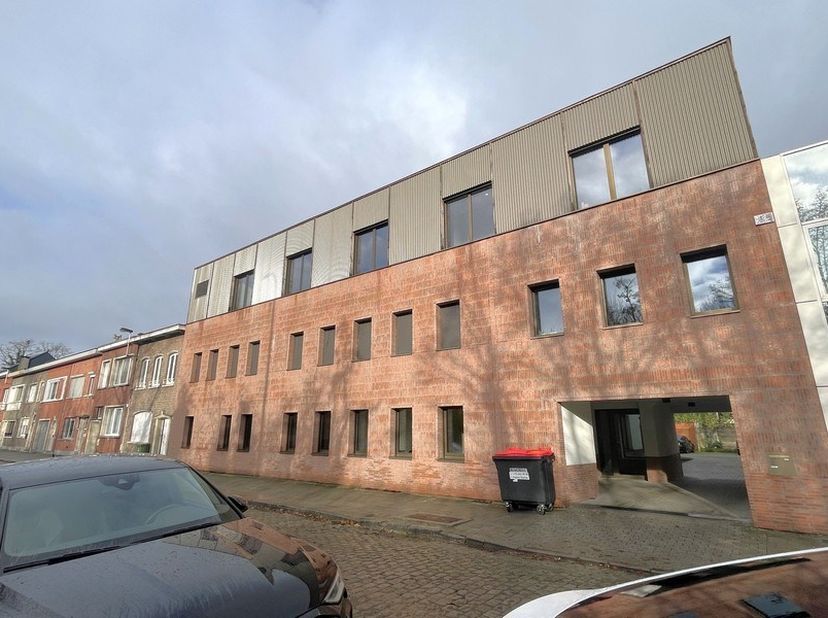 240m² de bureaux entièrement équipés au 1er étage<br />
Emplacement : dans un quartier résidentiel calme sur la Spoorweglaan à Wilrijk, près de la Kri