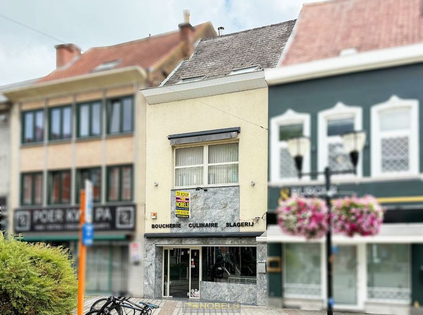 A vendre, espace commercial&amp;nbsp; avec habitation au centre de Renaix<br />
<br />
ESPACE COMMERCIAL BIEN ENTRETENU AVEC ATELIER, CHAMBRES FROIDES&amp;nbs